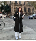 Ein-langer-eleganter-Mantel-mit-Zweireiher-Design,-perfekt-für-einen-schicken-Winterlook-in-der-Stadt.