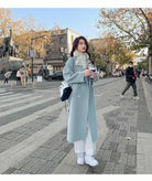 Ein-langer-eleganter-Mantel-mit-Zweireiher-Design,-perfekt-für-einen-schicken-Winterlook-in-der-Stadt.