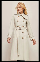 Ein-Trenchcoat-mit-Taillengürtel-und-doppelreihiger-Knopfleiste,-perfekt-für-einen-klassischen-und-eleganten-Stil.