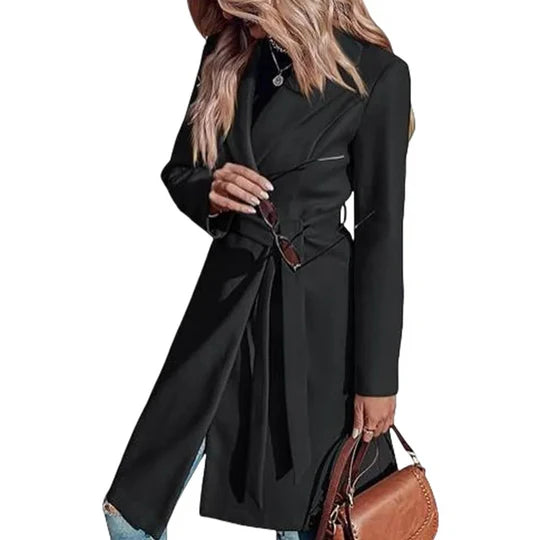 Ein-zweireihiger-Mantel-mit-Taillengürtel-und-einer-schicken-Silhouette,-ideal-für-einen-stilvollen-Alltagslook