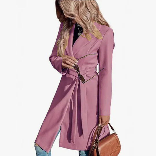 Ein-zweireihiger-Mantel-mit-Taillengürtel-und-einer-schicken-Silhouette,-ideal-für-einen-stilvollen-Alltagslook