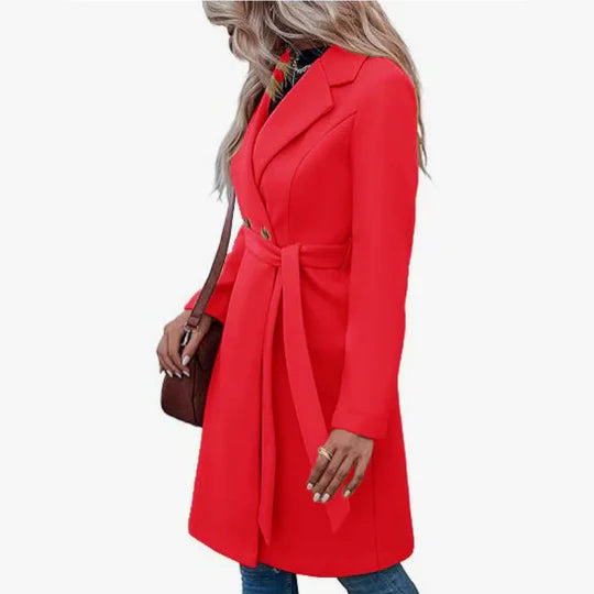Ein-zweireihiger-Mantel-mit-Taillengürtel-und-einer-schicken-Silhouette,-ideal-für-einen-stilvollen-Alltagslook