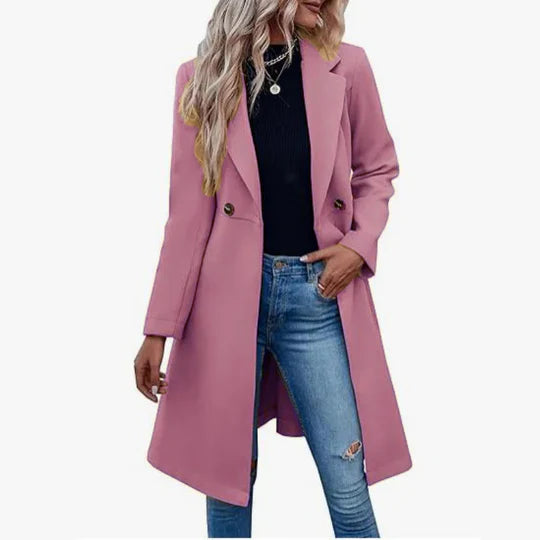 Ein-zweireihiger-Mantel-mit-Taillengürtel-und-einer-schicken-Silhouette,-ideal-für-einen-stilvollen-Alltagslook