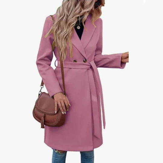 Ein-zweireihiger-Mantel-mit-Taillengürtel-und-einer-schicken-Silhouette,-ideal-für-einen-stilvollen-Alltagslook