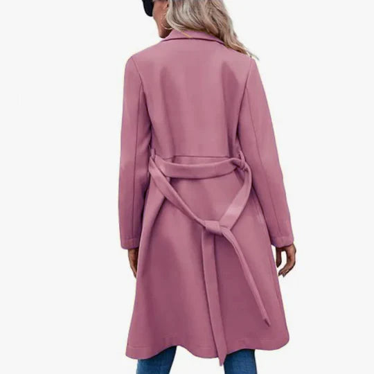 Ein-zweireihiger-Mantel-mit-Taillengürtel-und-einer-schicken-Silhouette,-ideal-für-einen-stilvollen-Alltagslook