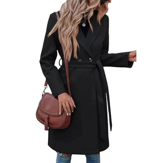 Ein-zweireihiger-Mantel-mit-Taillengürtel-und-einer-schicken-Silhouette,-ideal-für-einen-stilvollen-Alltagslook