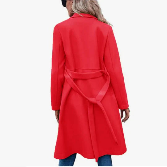 Ein-zweireihiger-Mantel-mit-Taillengürtel-und-einer-schicken-Silhouette,-ideal-für-einen-stilvollen-Alltagslook
