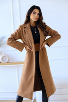 Ein-langer-Zweireiher-Mantel-mit-klassischem-Kragen-und-Taschen,-ideal-für-einen-stilvollen-Alltagslook.