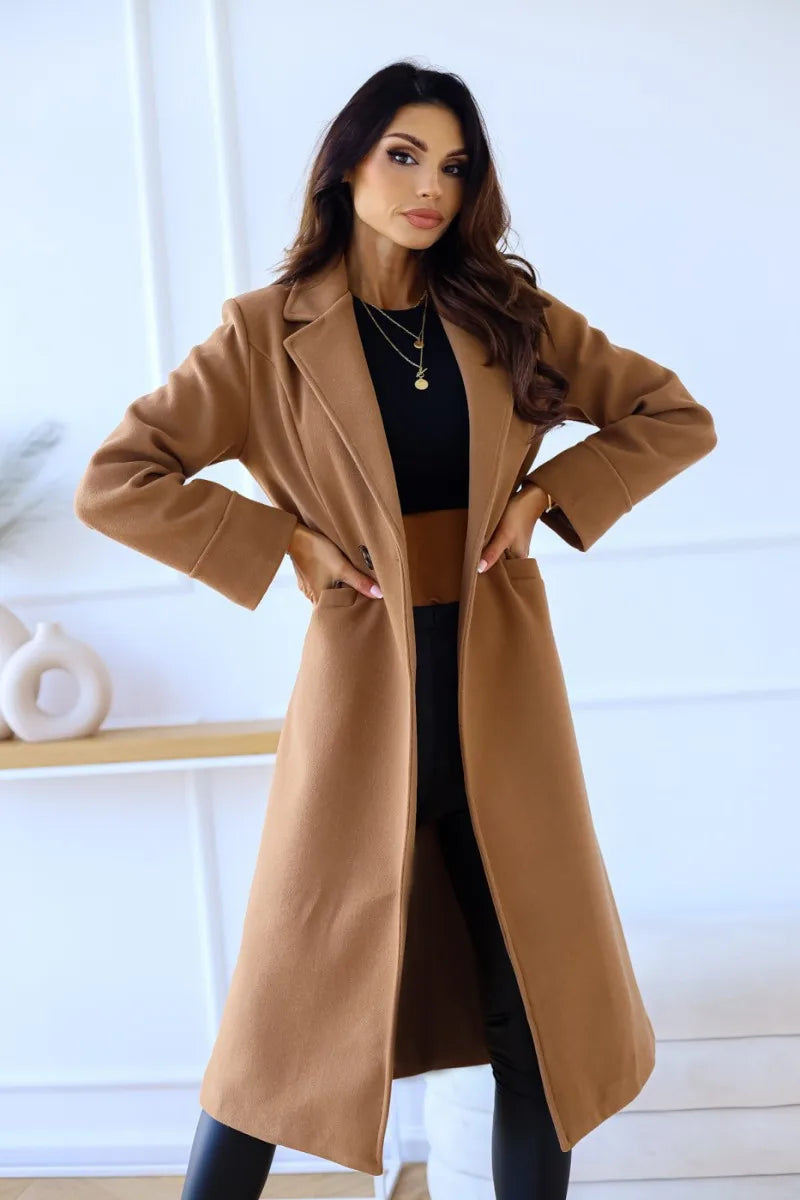 Ein-langer-Zweireiher-Mantel-mit-klassischem-Kragen-und-Taschen,-ideal-für-einen-stilvollen-Alltagslook.