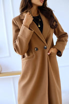 Ein-langer-Zweireiher-Mantel-mit-klassischem-Kragen-und-Taschen,-ideal-für-einen-stilvollen-Alltagslook.