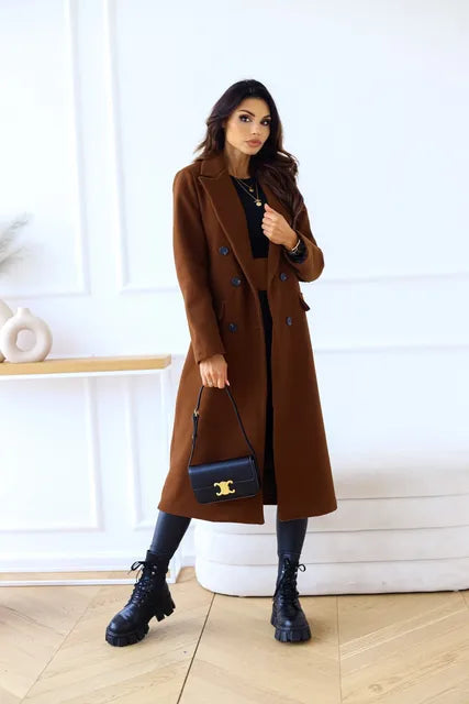 Ein-langer-Zweireiher-Mantel-mit-klassischem-Kragen-und-Taschen,-ideal-für-einen-stilvollen-Alltagslook.