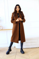 Ein-langer-Zweireiher-Mantel-mit-klassischem-Kragen-und-Taschen,-ideal-für-einen-stilvollen-Alltagslook.