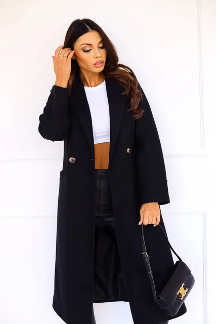 Ein-langer-Zweireiher-Mantel-mit-klassischem-Kragen-und-Taschen,-ideal-für-einen-stilvollen-Alltagslook.