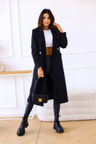 Ein-langer-Zweireiher-Mantel-mit-klassischem-Kragen-und-Taschen,-ideal-für-einen-stilvollen-Alltagslook.