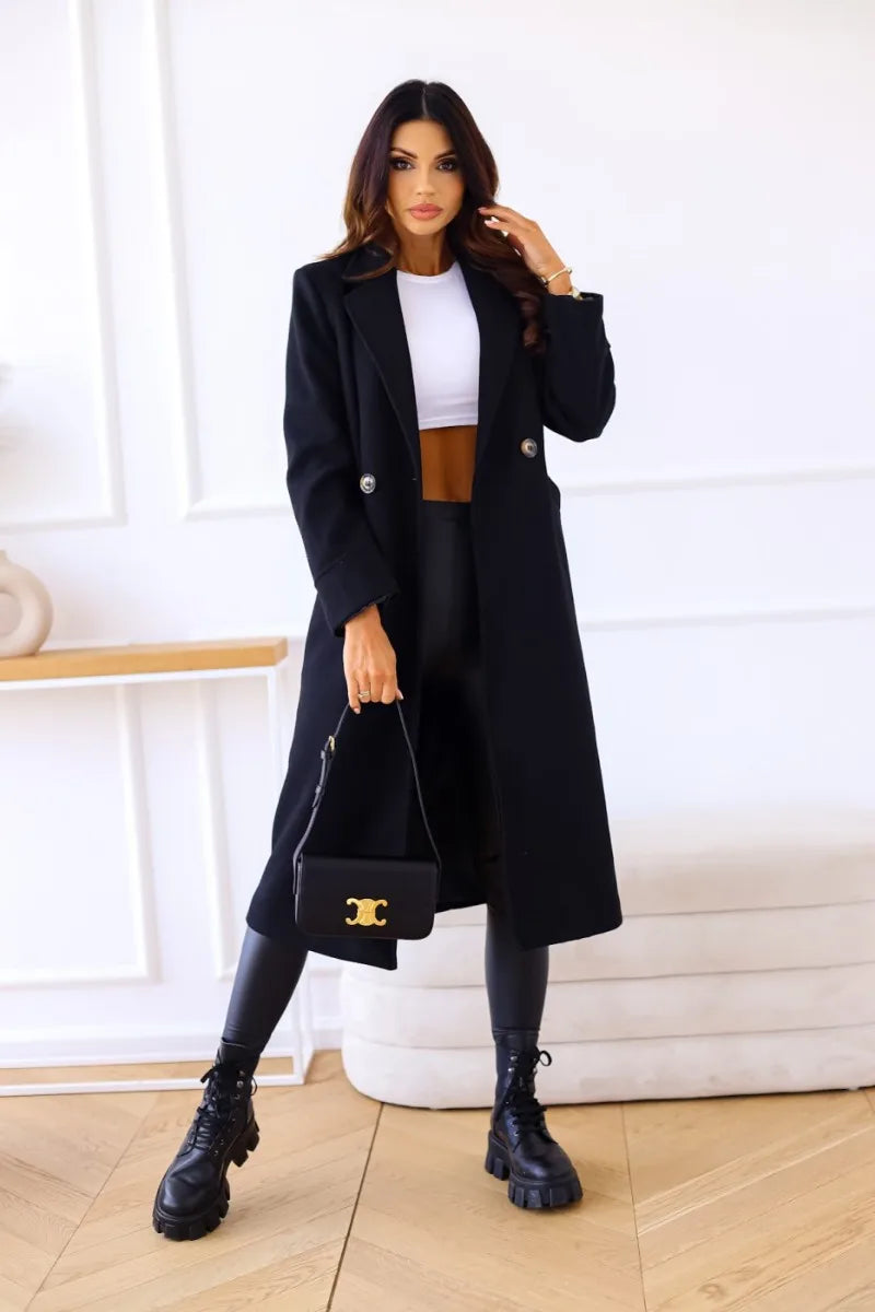 Ein-langer-Zweireiher-Mantel-mit-klassischem-Kragen-und-Taschen,-ideal-für-einen-stilvollen-Alltagslook.