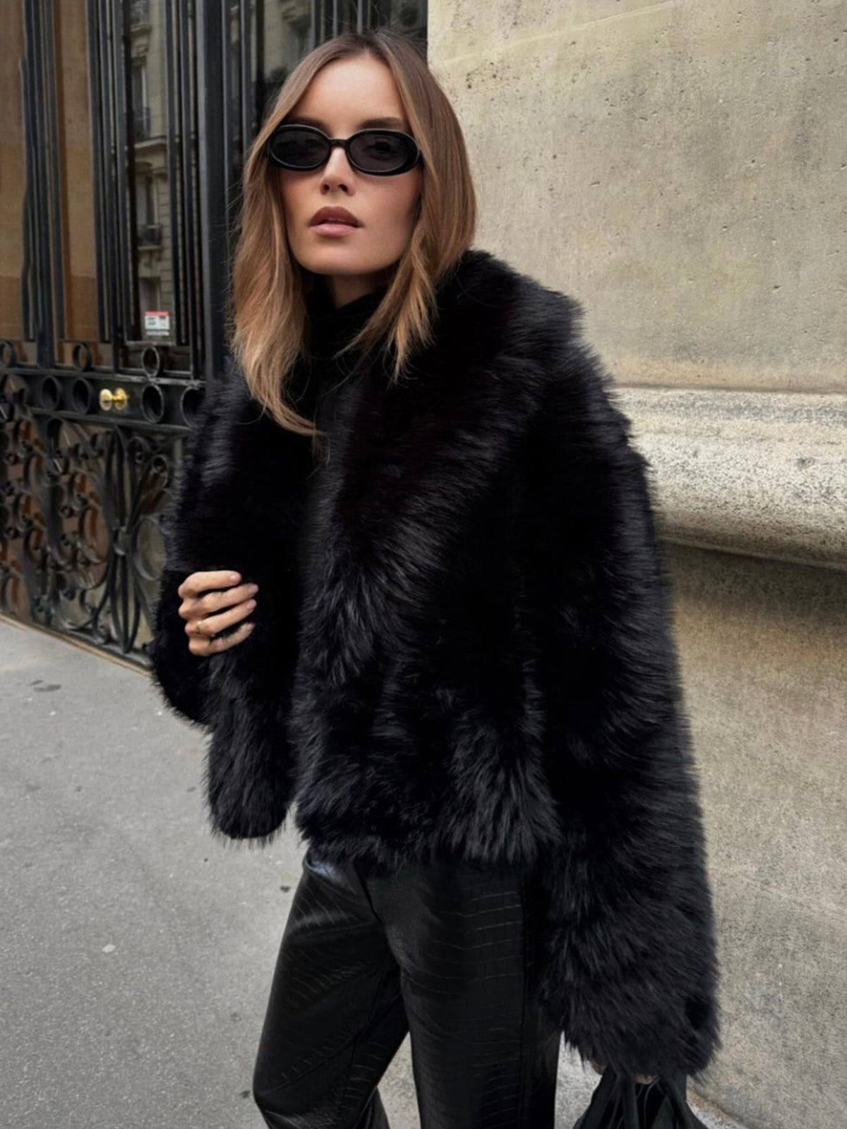Pelzjacke–schwarz–kurz–elegant–schick–für–kalte–Tage–stilvoll.