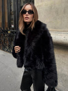 Pelzjacke–schwarz–kurz–elegant–schick–für–kalte–Tage–stilvoll.
