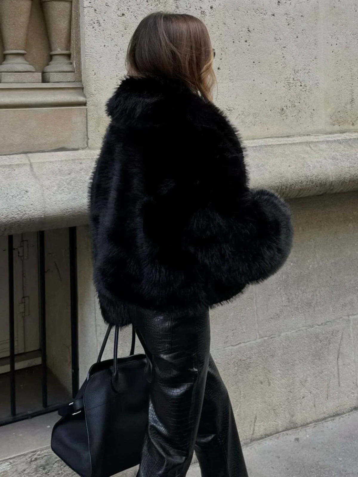 Pelzjacke–schwarz–kurz–elegant–schick–für–kalte–Tage–stilvoll.