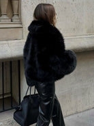 Pelzjacke–schwarz–kurz–elegant–schick–für–kalte–Tage–stilvoll.