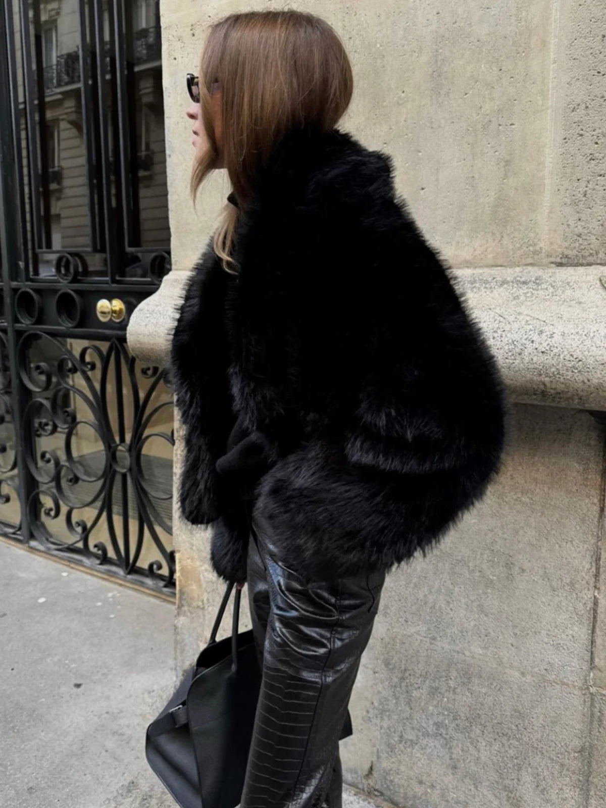 Pelzjacke–schwarz–kurz–elegant–schick–für–kalte–Tage–stilvoll.