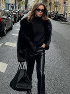 Pelzjacke–schwarz–kurz–elegant–schick–für–kalte–Tage–stilvoll.