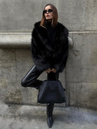 Pelzjacke–schwarz–kurz–elegant–schick–für–kalte–Tage–stilvoll.