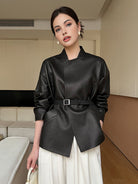 Kunstlederjacke-mit-schlichtem,-zeitlosen-design,-hüftlang-mit-verstellbarem-gürtel,-perfekt-zum-layern-oder-als-statement-piece,-langlebig-und-elegant,-ideal-für-moderne-outfits.