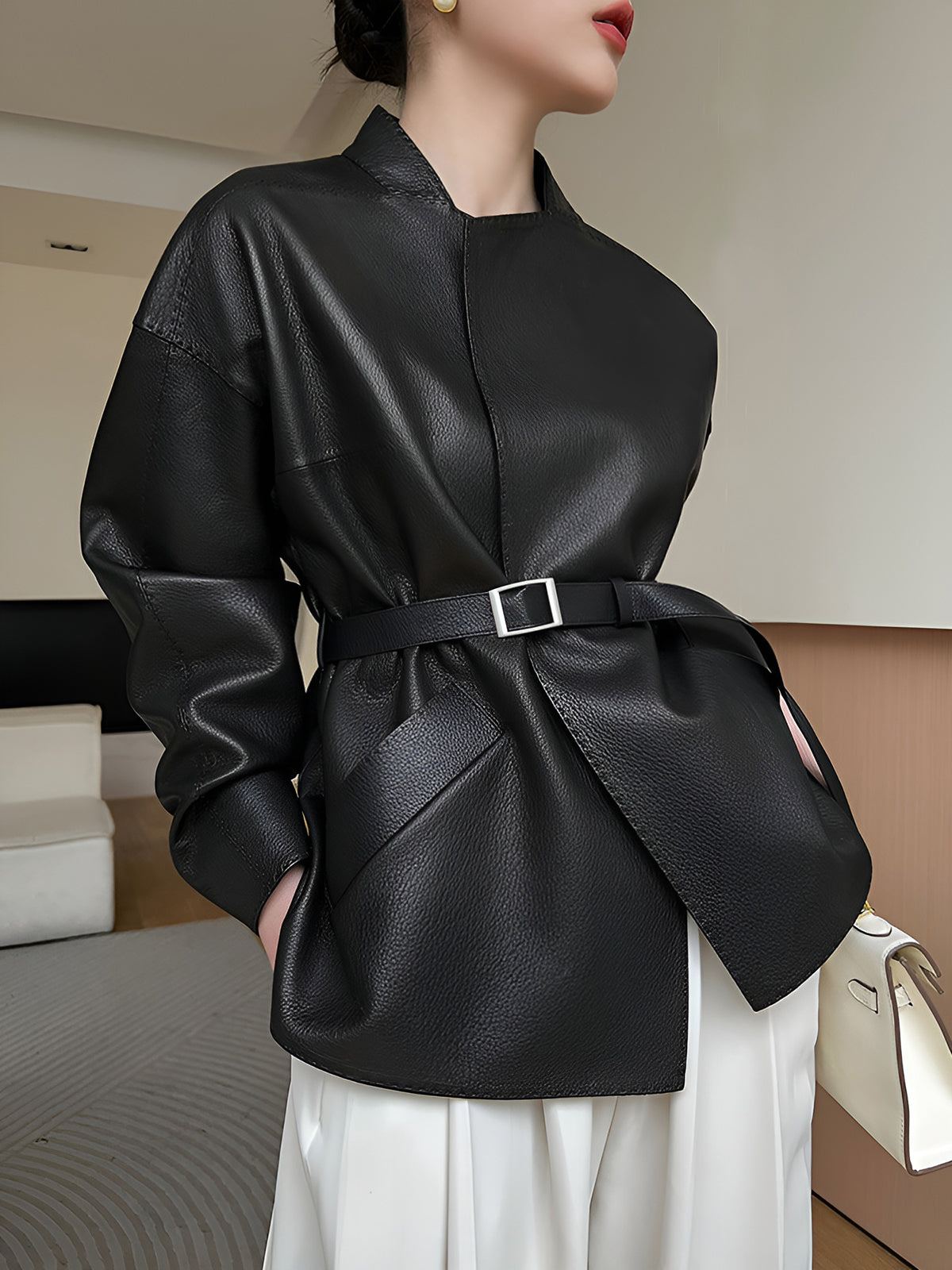 Kunstlederjacke-mit-schlichtem,-zeitlosen-design,-hüftlang-mit-verstellbarem-gürtel,-perfekt-zum-layern-oder-als-statement-piece,-langlebig-und-elegant,-ideal-für-moderne-outfits.
