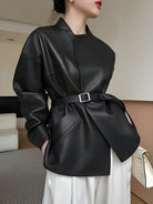 Kunstlederjacke-mit-schlichtem,-zeitlosen-design,-hüftlang-mit-verstellbarem-gürtel,-perfekt-zum-layern-oder-als-statement-piece,-langlebig-und-elegant,-ideal-für-moderne-outfits.