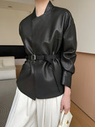 Kunstlederjacke-mit-schlichtem,-zeitlosen-design,-hüftlang-mit-verstellbarem-gürtel,-perfekt-zum-layern-oder-als-statement-piece,-langlebig-und-elegant,-ideal-für-moderne-outfits.