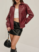 Kunstlederjacke in tiefem Rot mit Reißverschluss und Brusttasche, perfekt für moderne, lässige Outfits.