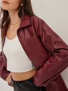 Kunstlederjacke in tiefem Rot mit Reißverschluss und Brusttasche, perfekt für moderne, lässige Outfits.