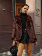 Biker–Jacke–in–Weinrot–mit–Kunstpelzfutter–für–einen–warmen–und–stylischen–Look