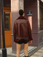 Biker–Jacke–in–Weinrot–mit–Kunstpelzfutter–für–einen–warmen–und–stylischen–Look