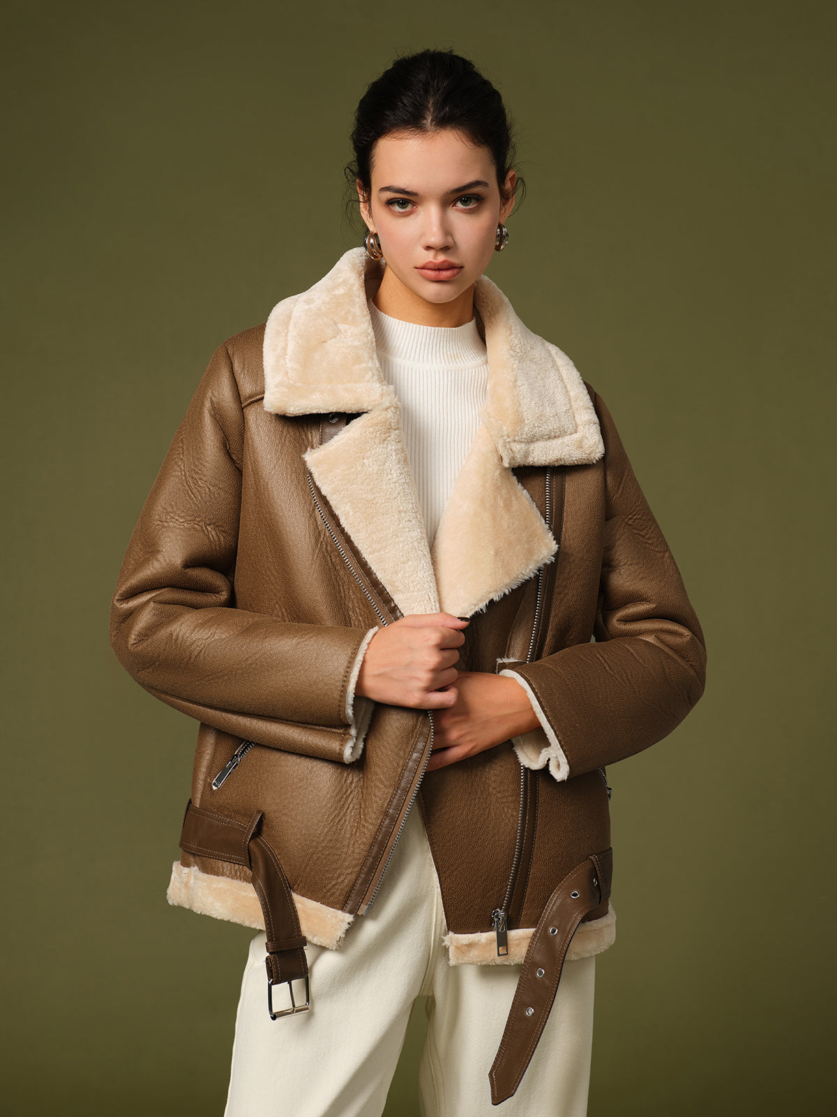 Biker–Jacke–in–Weinrot–mit–Kunstpelzfutter–für–einen–warmen–und–stylischen–Look