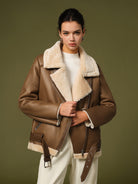 Biker–Jacke–in–Weinrot–mit–Kunstpelzfutter–für–einen–warmen–und–stylischen–Look