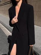 Langer-zweireihiger-mantel-in-schlichtem-design-mit-gestreiftem-shirt-und-weiter-hose-für-einen-modernen-und-entspannten-look