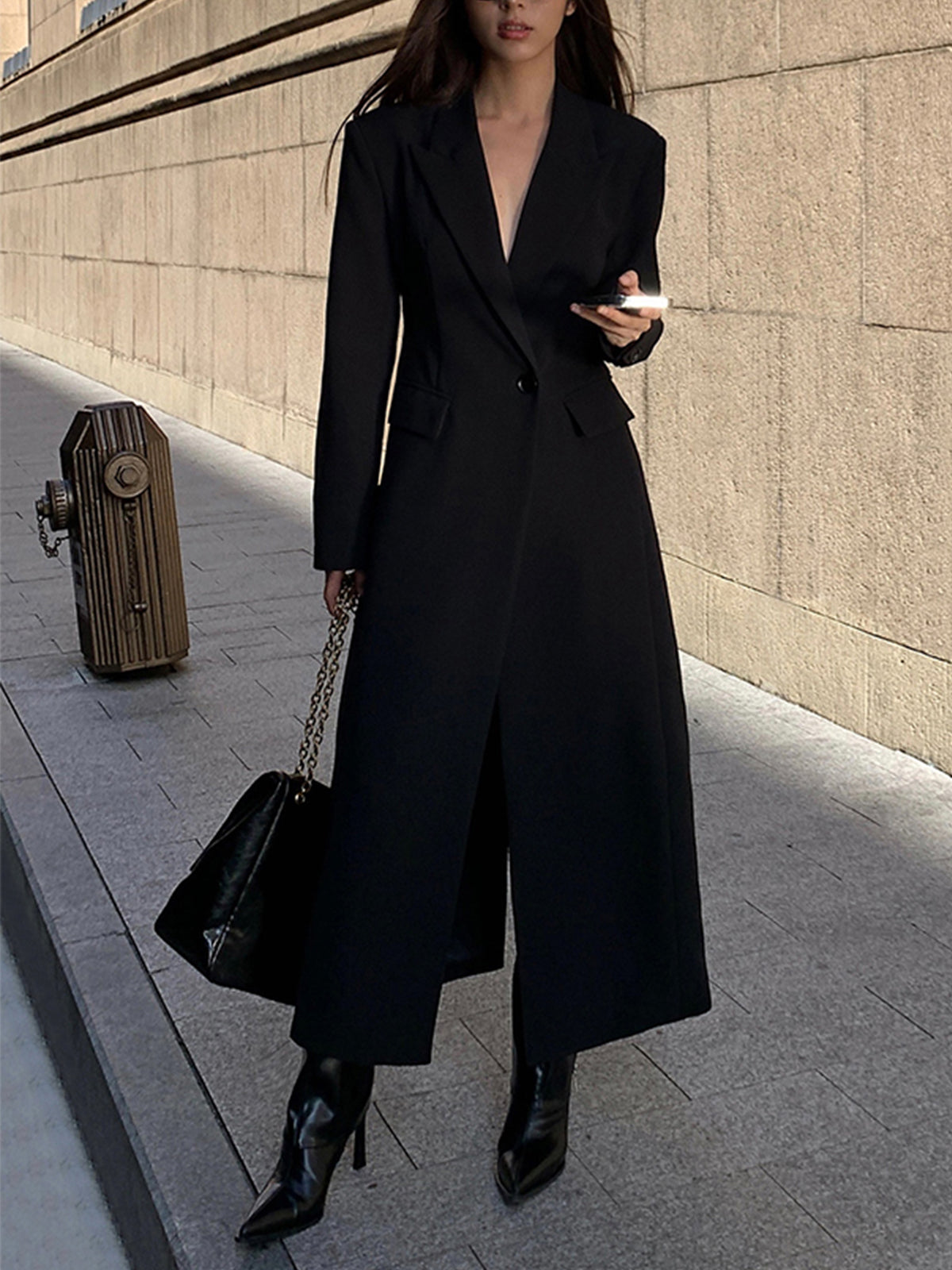 Langer-zweireihiger-mantel-in-schlichtem-design-mit-gestreiftem-shirt-und-weiter-hose-für-einen-modernen-und-entspannten-look