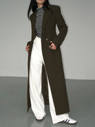 Langer-zweireihiger-mantel-in-schlichtem-design-mit-gestreiftem-shirt-und-weiter-hose-für-einen-modernen-und-entspannten-look
