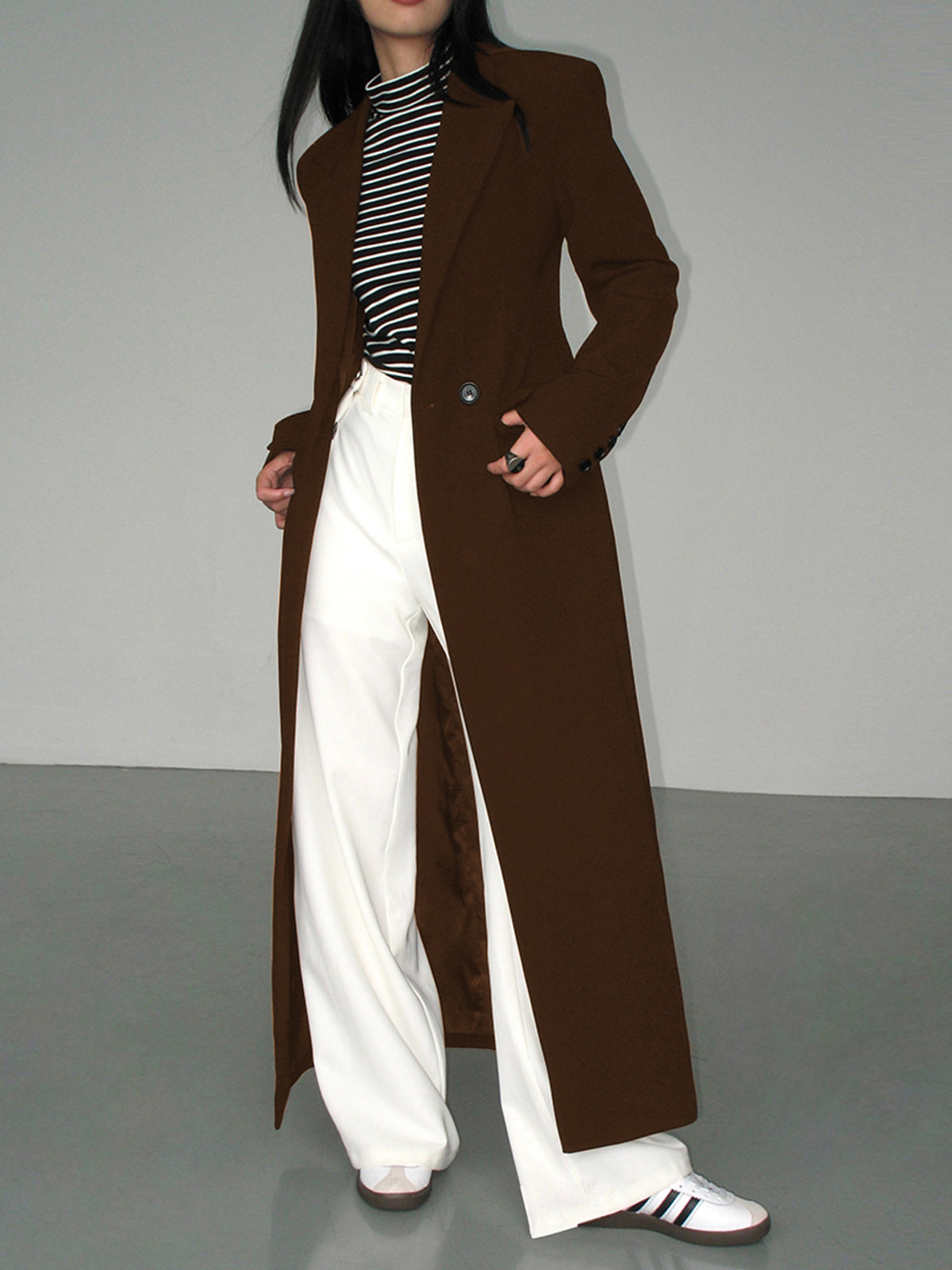 Langer-zweireihiger-mantel-in-schlichtem-design-mit-gestreiftem-shirt-und-weiter-hose-für-einen-modernen-und-entspannten-look