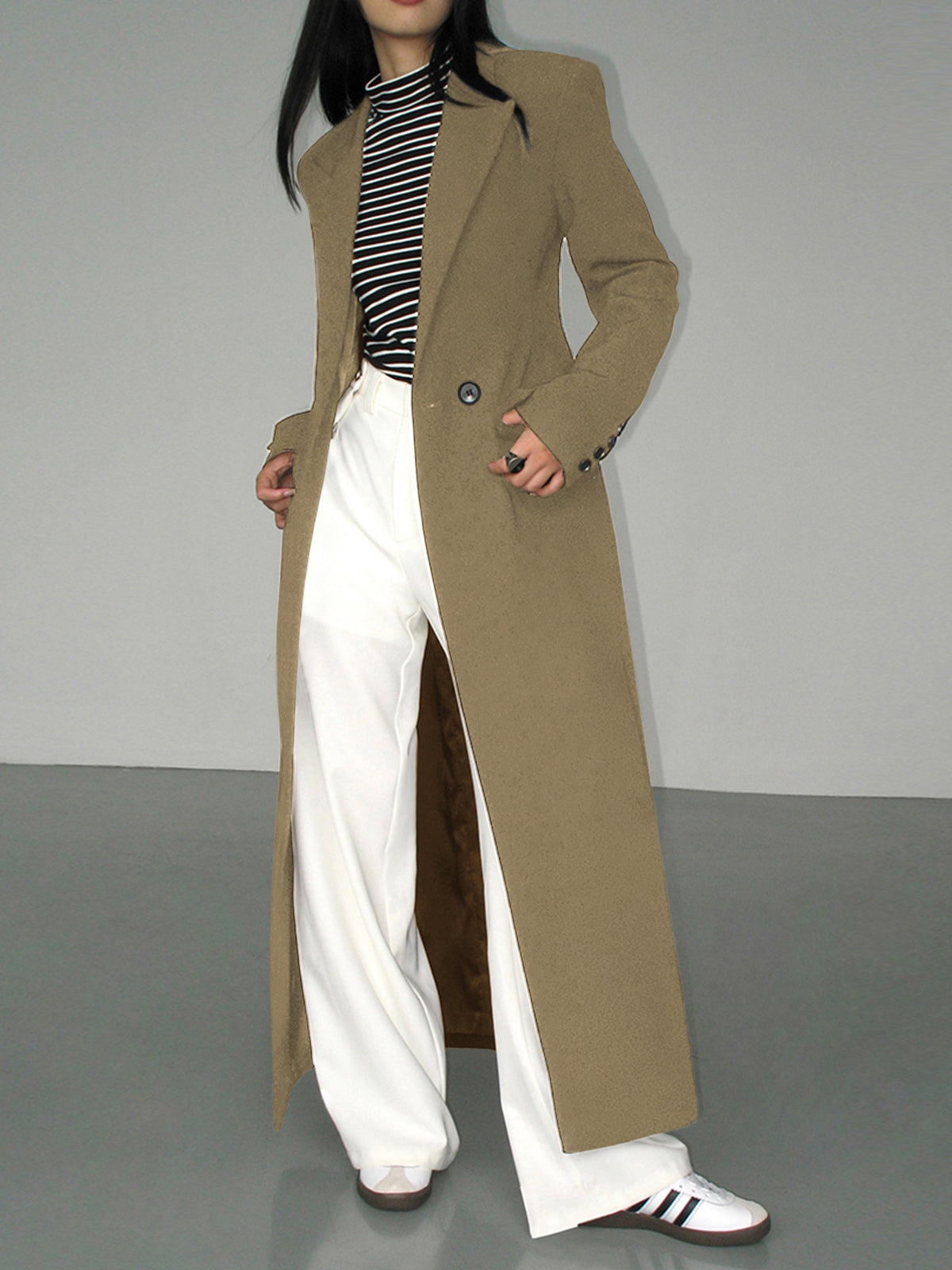 Langer-zweireihiger-mantel-in-schlichtem-design-mit-gestreiftem-shirt-und-weiter-hose-für-einen-modernen-und-entspannten-look