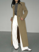 Langer-zweireihiger-mantel-in-schlichtem-design-mit-gestreiftem-shirt-und-weiter-hose-für-einen-modernen-und-entspannten-look