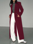 Langer-zweireihiger-mantel-in-schlichtem-design-mit-gestreiftem-shirt-und-weiter-hose-für-einen-modernen-und-entspannten-look