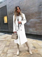 Ein-langer-eleganter-Mantel-mit-Klappkragen-und-doppelt-geknöpfter-Vorderseite,-ideal-für-einen-stilvollen-Herbst-oder-Winterlook.