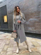 Ein-langer-eleganter-Mantel-mit-Klappkragen-und-doppelt-geknöpfter-Vorderseite,-ideal-für-einen-stilvollen-Herbst-oder-Winterlook.