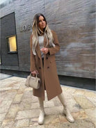 Ein-langer-eleganter-Mantel-mit-Klappkragen-und-doppelt-geknöpfter-Vorderseite,-ideal-für-einen-stilvollen-Herbst-oder-Winterlook.