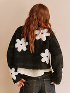 Blumenmuster–Fleecejacke–schwarz–mit–weißen–Blumen–Reißverschluss–bequem–und–lässig