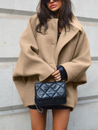 Eleganter-kurzmantel-mit-knopfverschluss-und-schlichtem-schnitt,-ideal-für-einen-zeitlosen-look.