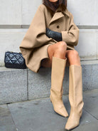 Eleganter-kurzmantel-mit-knopfverschluss-und-schlichtem-schnitt,-ideal-für-einen-zeitlosen-look.