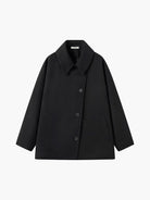 Eleganter-kurzmantel-mit-knopfverschluss-und-schlichtem-schnitt,-ideal-für-einen-zeitlosen-look.